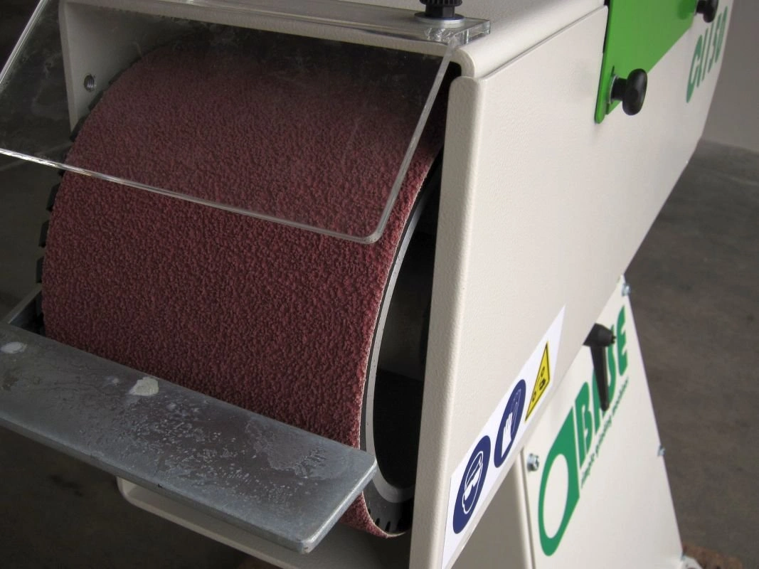 NS CL150 - stojanová pásová bruska - pozice pro broušení na kontaktním kotouči