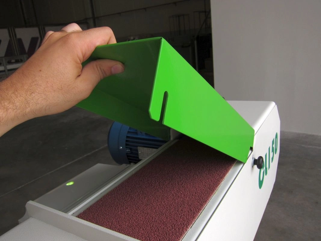 NS CL150 - stojanová pásová bruska - prostor pro broušení na kontaktní desce