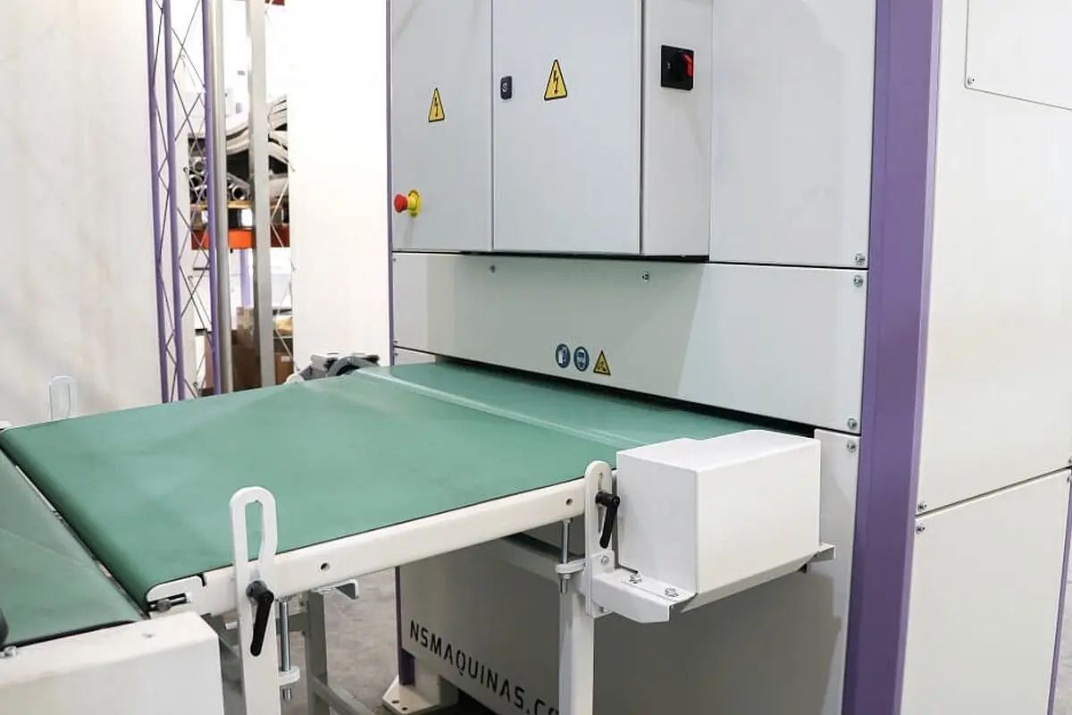 Široké brusky DM100aZ a DM1100C se spojovacím dopravníkovým pásem