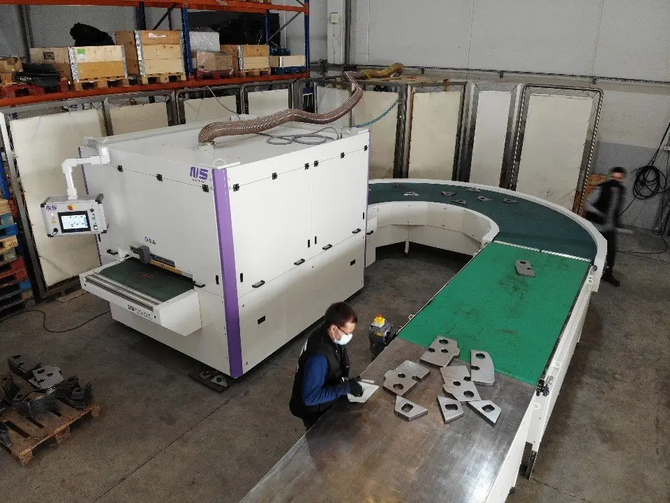 Širokopásová buska NS DM se 180° a přímým dopravníkem