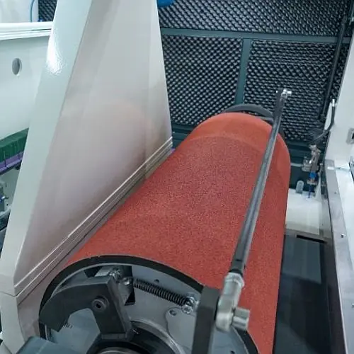 Kontaktní brusný válec