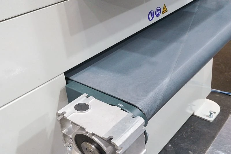 NS DM1100 Z - Odjehlovací stroj - širokopásová bruska - podávací pás