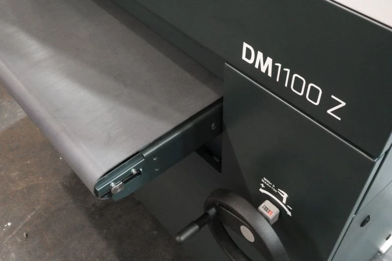 NS DM1100 Z - Odjehlovací stroj - širokopásová bruska - podávací pás