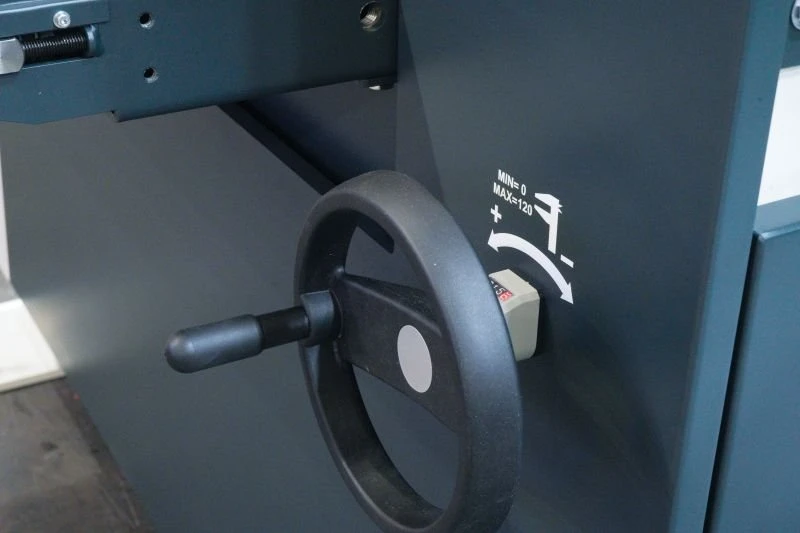 NS DM1100 Z - Odjehlovací stroj - širokopásová bruska - nastavení pracovní výšky