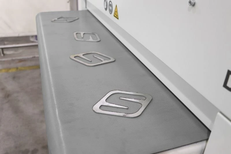 NS DM1100 Z - Odjehlovací stroj - širokopásová bruska - obrobek před broušením