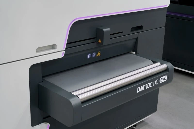 NS DM1100 DC EVO - Odjehlovací stroj - podávací pás