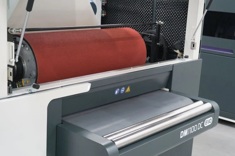 NS DM1100 DC EVO - Odjehlovací stroj - jednotka s brusným válcem