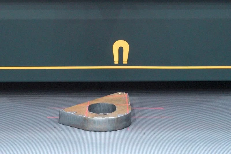 NS DM1100 DC EVO - Odjehlovací stroj - vyznačení magnetické zóny a laserové měření tloušťky obrobku