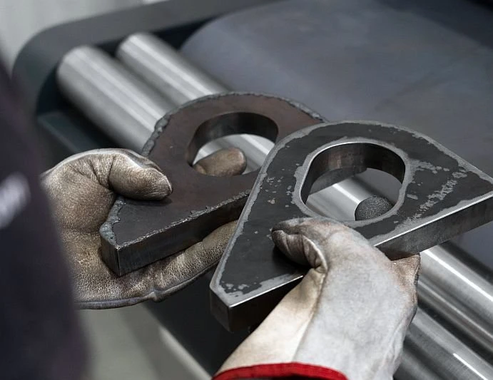 NS DM1100 DC EVO - Odjehlovací stroj - obrobek před a po broušení