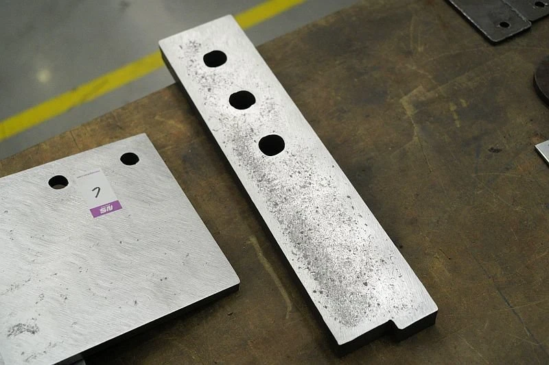 NS DM1100 DC EVO - Odjehlovací stroj - obrobek po broušení