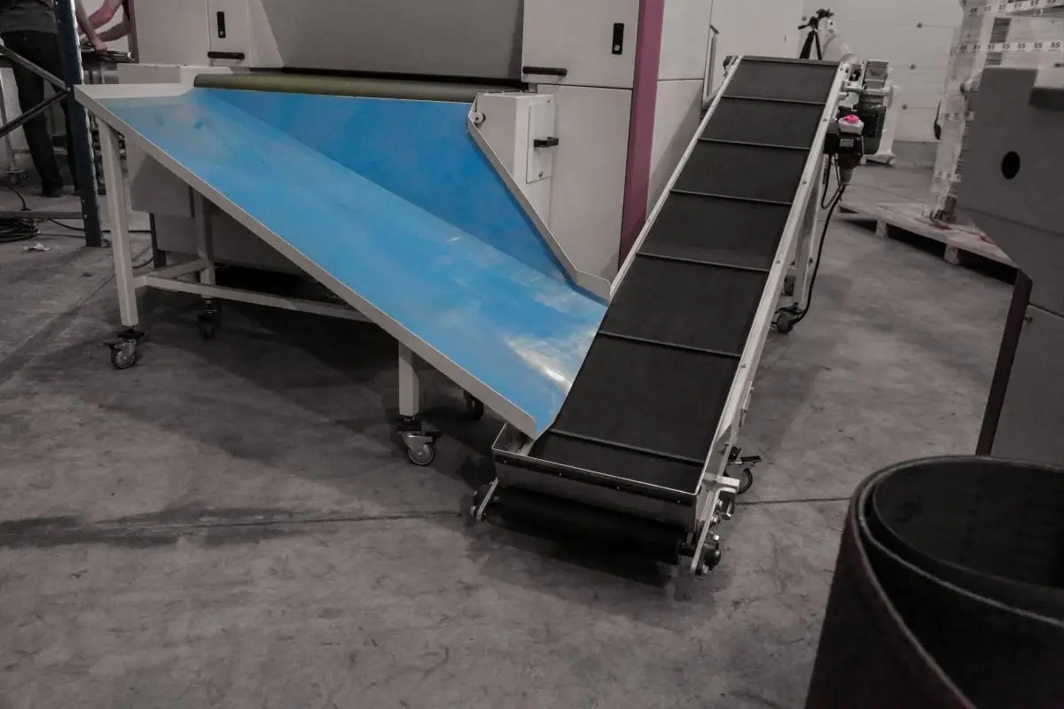 Širokopásová bruska NS DM se systémem vracení dílů