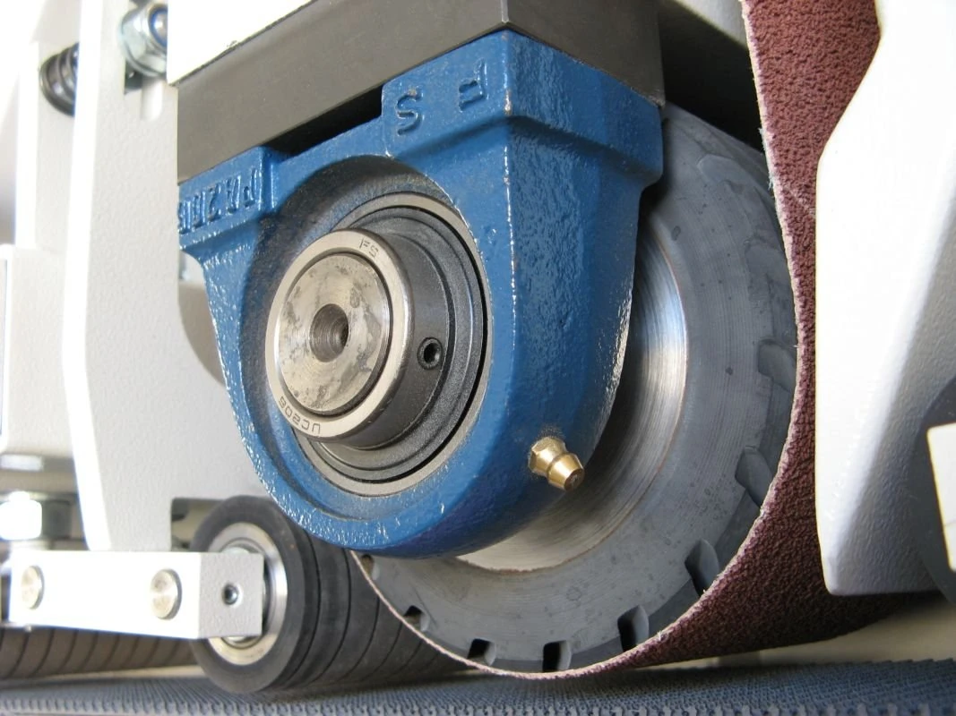 NS FC120 ZK - pásová bruska - kontaktní válec u brusného pásu