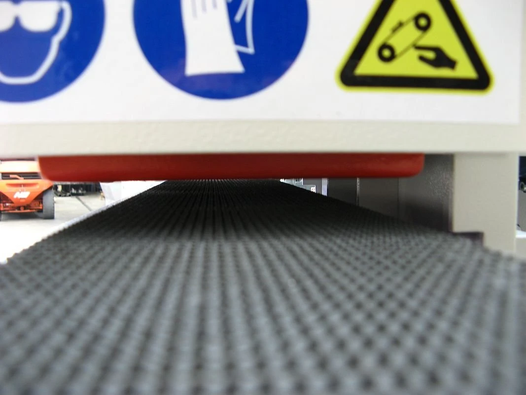 NS FC120 ZK - pásová bruska - bezpečnostní lišta pro kontrolu tloušťky obrobku při vstupu do stroje