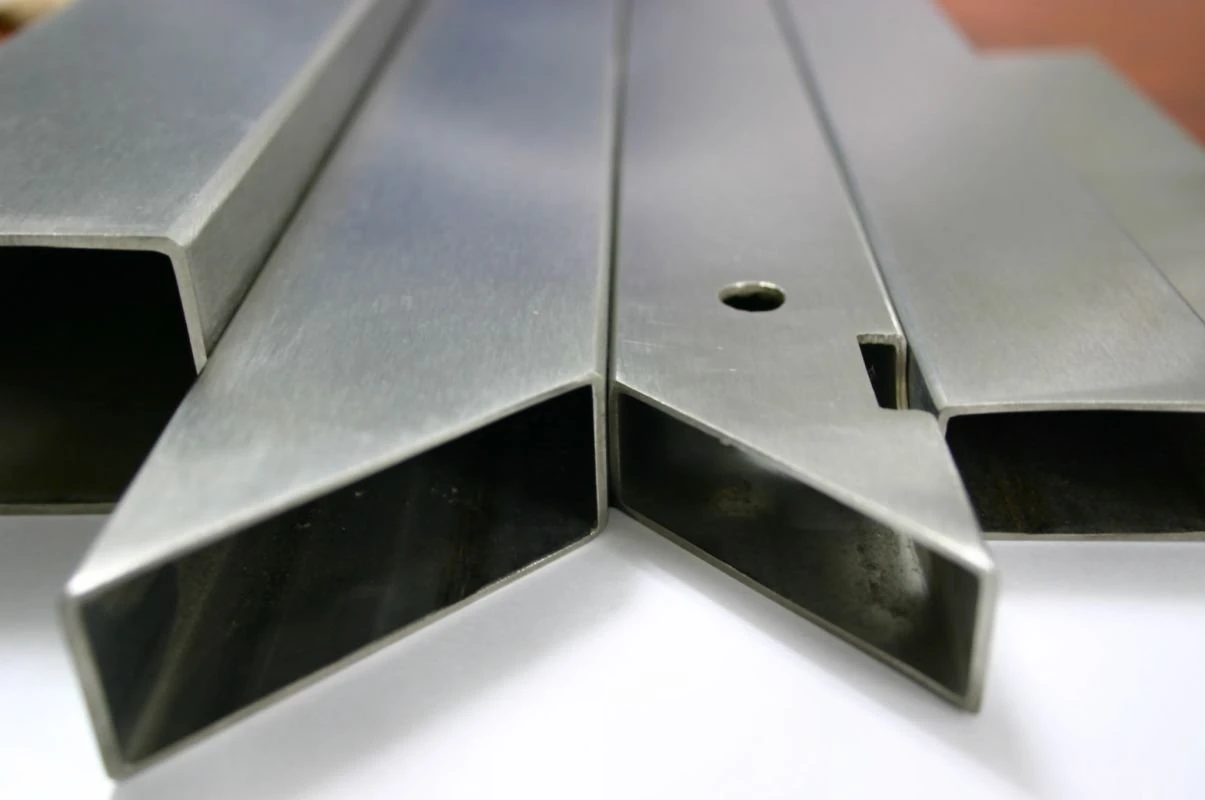 NS FC120 ZK - pásová bruska - přebroušené nerezové profily