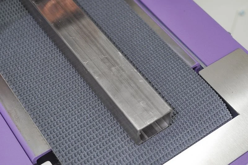 NS FG170 ZK - pásová bruska - hranatý profil před opracováním