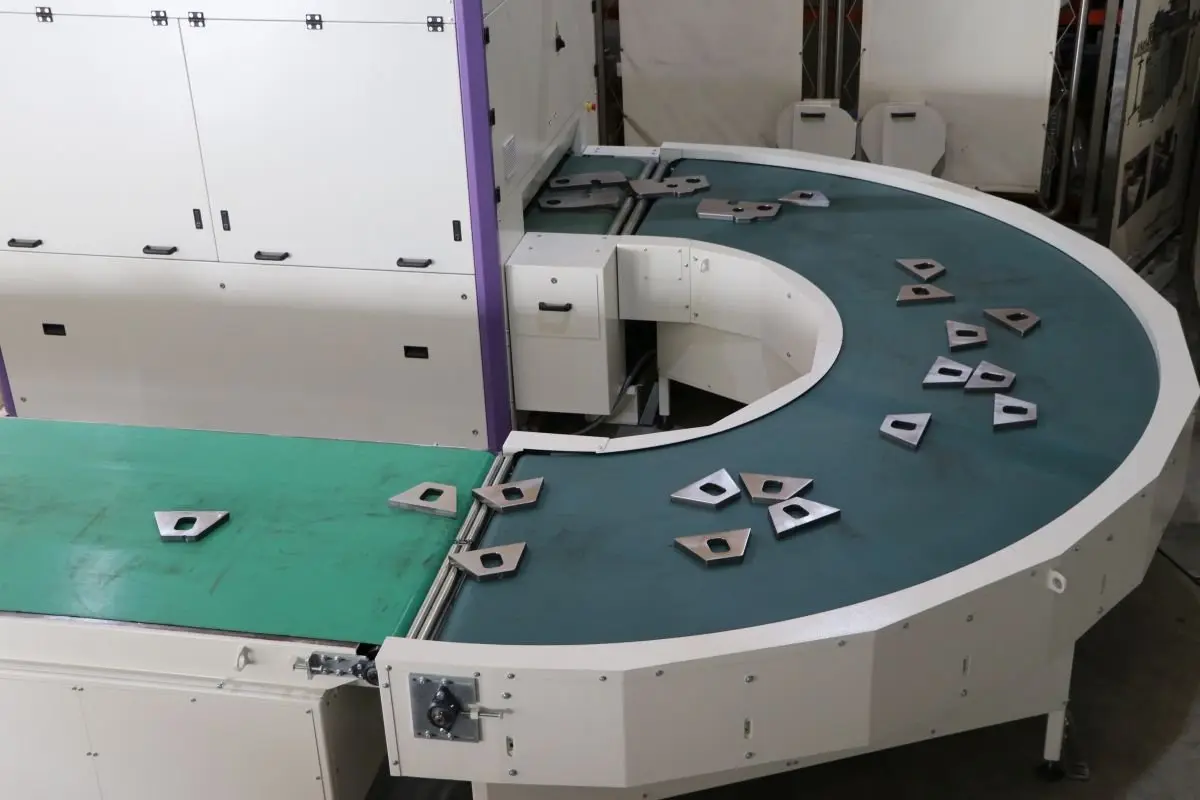 Širokopásová bruska NS DM se 180° a přímým dopravníkem