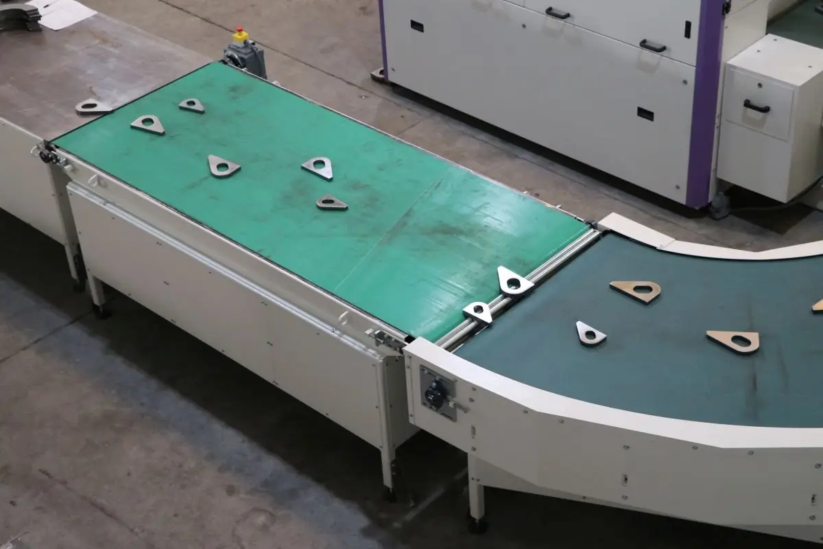 Širokopásová bruska NS DM se 180° a přímým dopravníkem