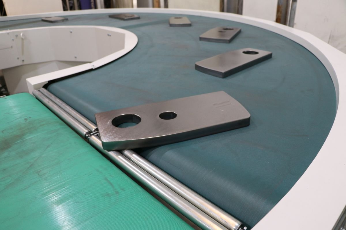 Širokopásová bruska NS DM se 180° a přímým dopravníkem