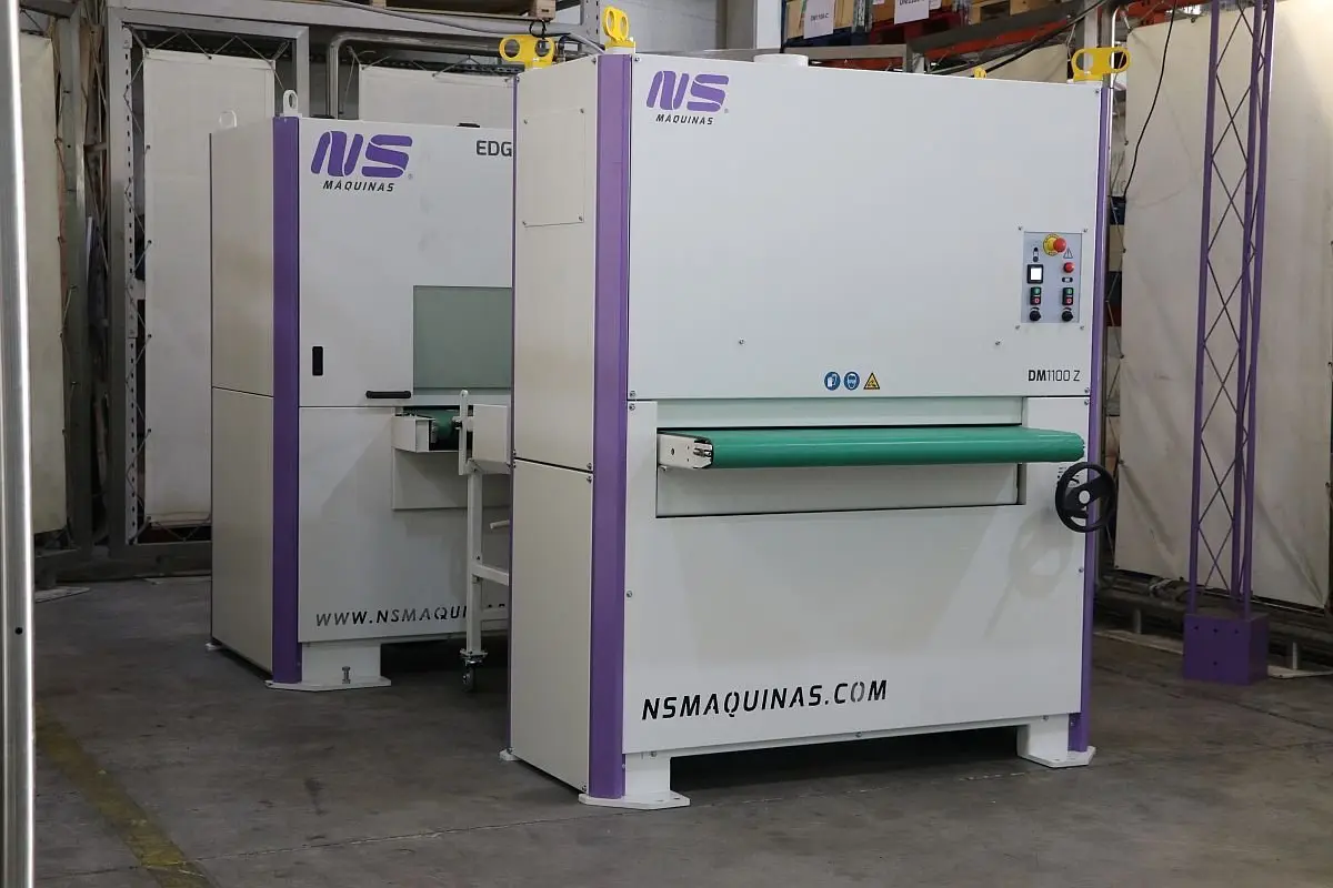 Široké brusky DM100Z a DM1100C se spojovacím dopravníkovým pásem