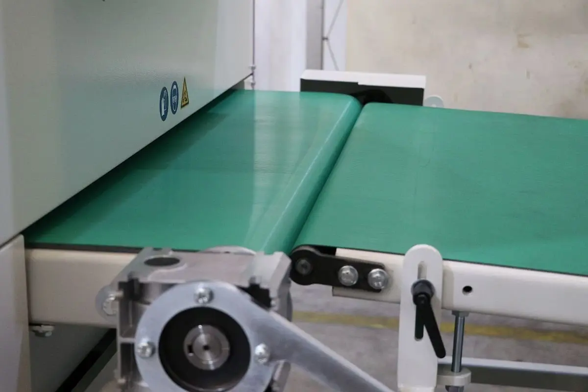 Široké brusky DM100Z a DM1100C se spojovacím dopravníkovým pásem