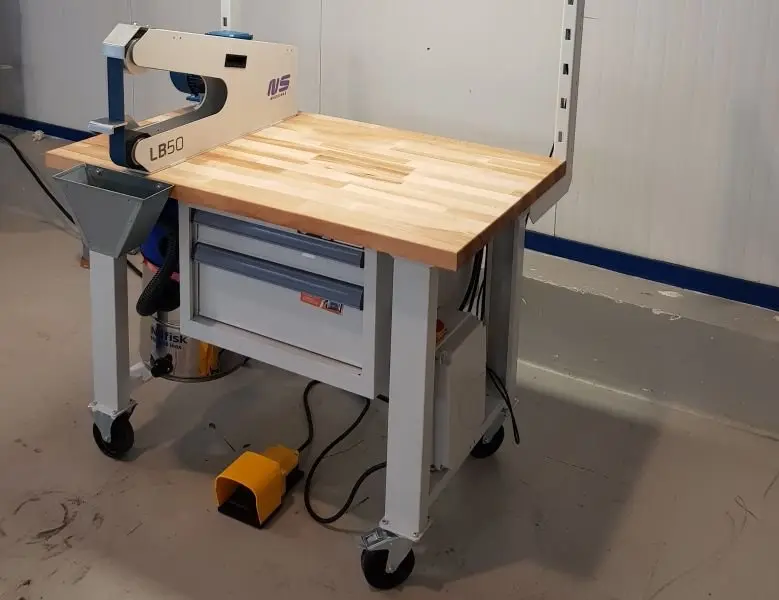 Pásová bruska NS LB50 s pojízdným stolem, vysavačem a přídavným osvětlením
