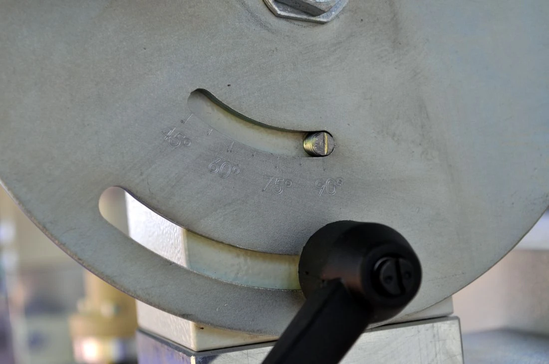 NS LHV200 - pásová bruska - nastavení sklonu pracovního stolu