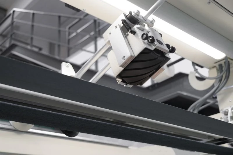 Pásová bruska NS LMD2500 2Z se 2 dlouhými pásy - jednotka s upnutým kontaktním válcem