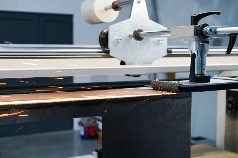 Pásová bruska NS LMD2500 2Z se 2 dlouhými pásy - jednotka s upnutou přítlačnou deskou