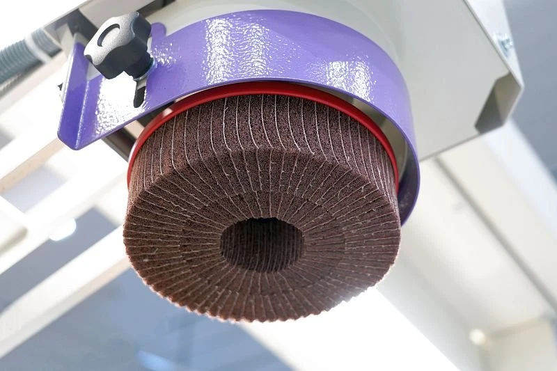 Pásová bruska NS LMD2500 2Z se 2 dlouhými pásy - volitelná jednotka s kotoučem pro odjehlování a zaoblování hran