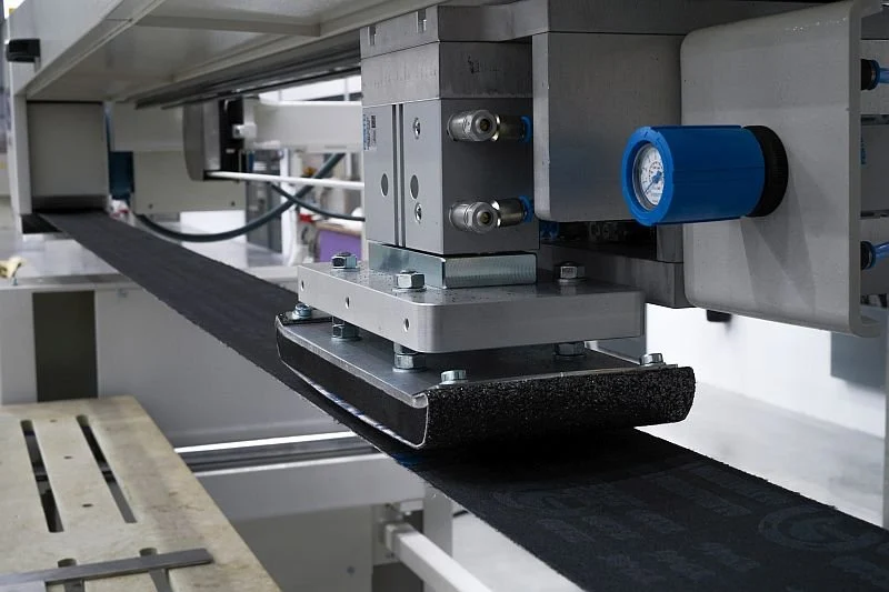 Automatická pásová bruska NS LMD2500 AT s dlouhým pásem - jednotka s přítlačnou deskou