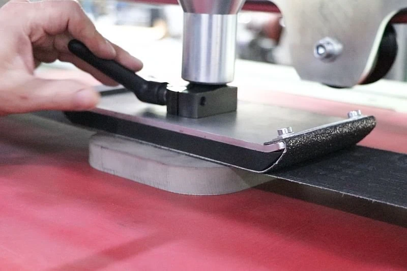 Pásová bruska NS LMD2500 - jednotka s upnutou přítlačnou deskou