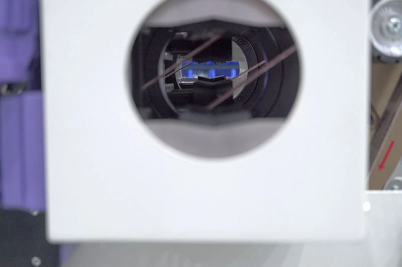 NS ML100 2Z - Pásová bruska na trubky - pohled ve směru posuvu trubek