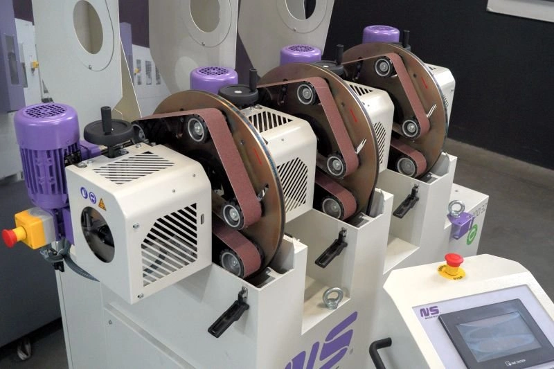 NS ML100 3Z - Tříhlavá pásová bruska na trubky - planetární kola osazená brusnými pásy a ovládací panel s dotykovým displejem