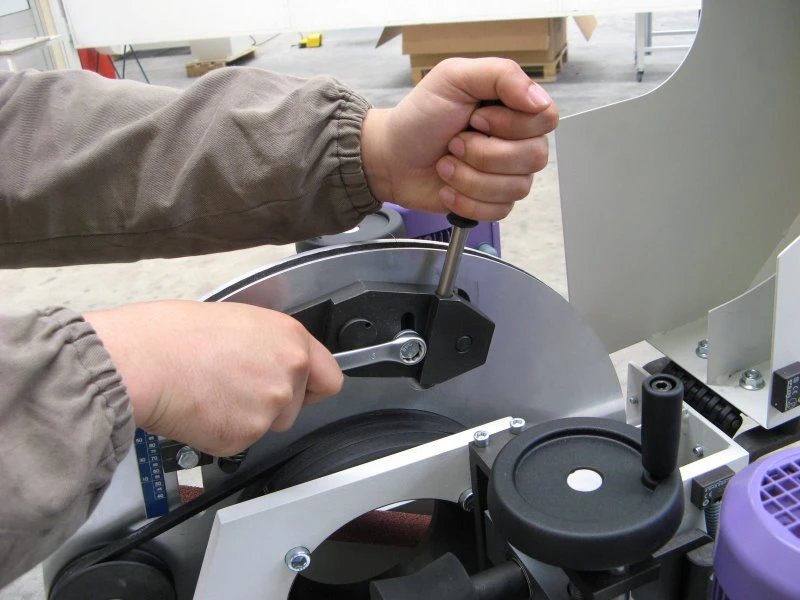 NS ML100 - Pásová bruska na trubky - výměna brusného pásu