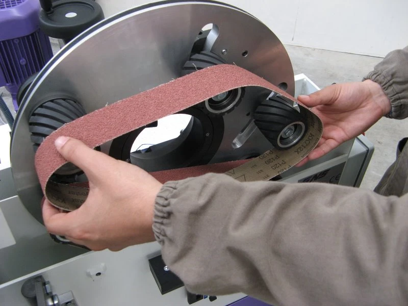 NS ML100 - Pásová bruska na trubky - výměna brusného pásu