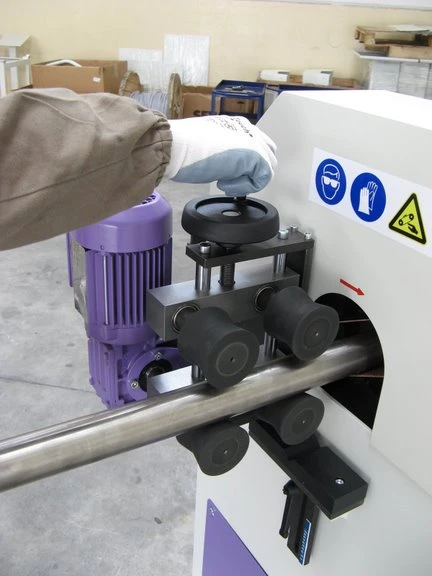 NS ML100 - Pásová bruska na trubky - broušení rovných trubek