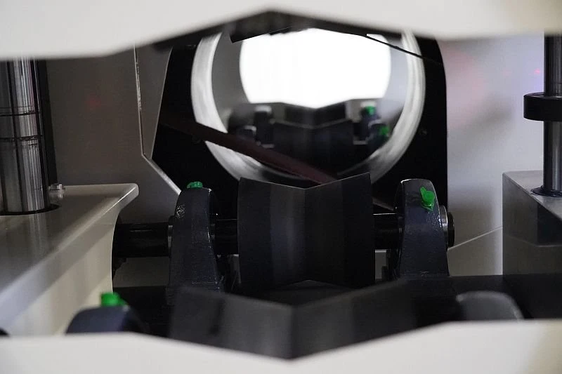 NS ML200 - Pásová bruska na trubky - průchod strojem