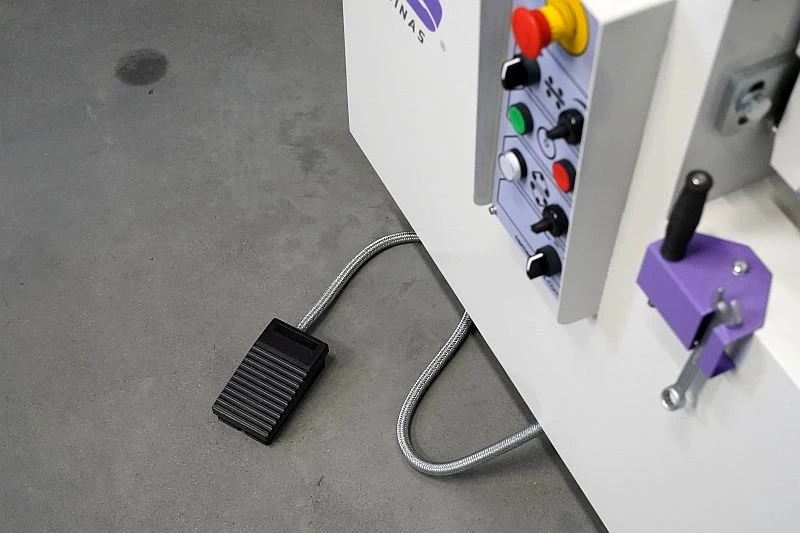 NS ML200 - Pásová bruska na trubky - pedál na ovládání rozevření pásů