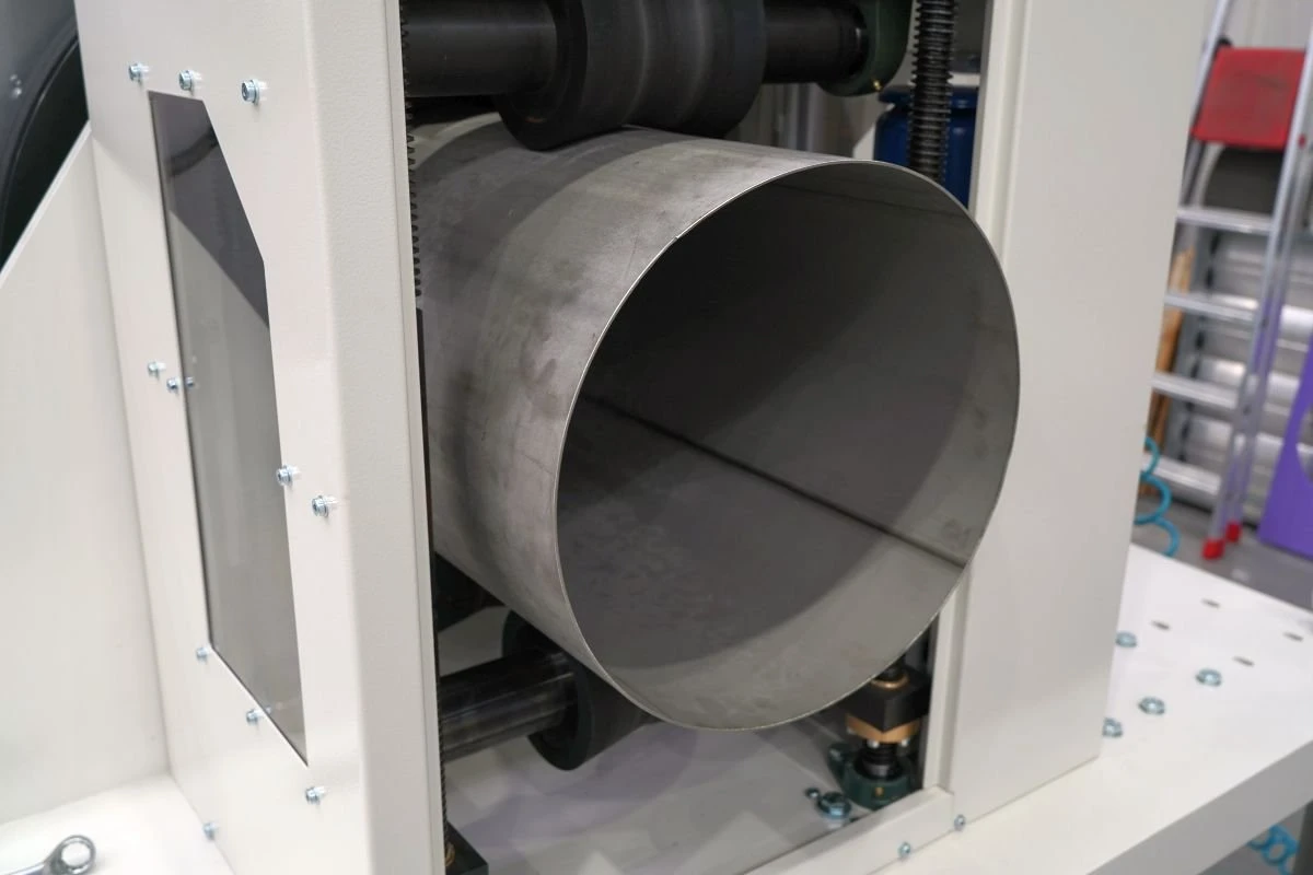 NS ML350 - Pásová bruska na trubky - podávací válce na vstupu