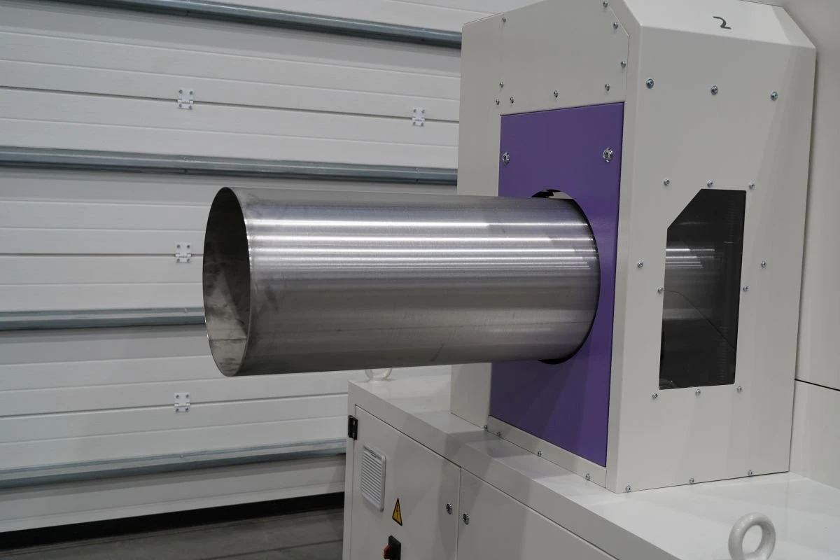 NS ML350 - Pásová bruska na trubky - výstup ze stroje