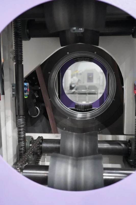 NS ML350 - Pásová bruska na trubky - pohled do stroje