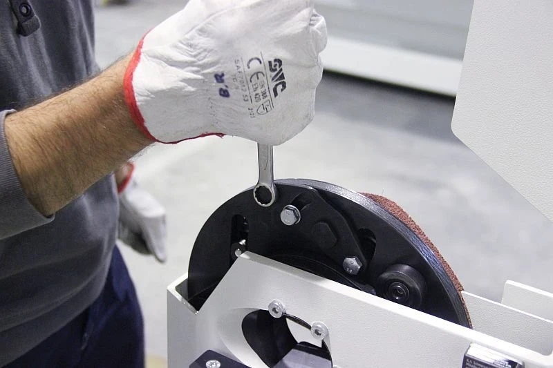 NS ML50 - Pásová bruska na trubky - výměna brusných pásů