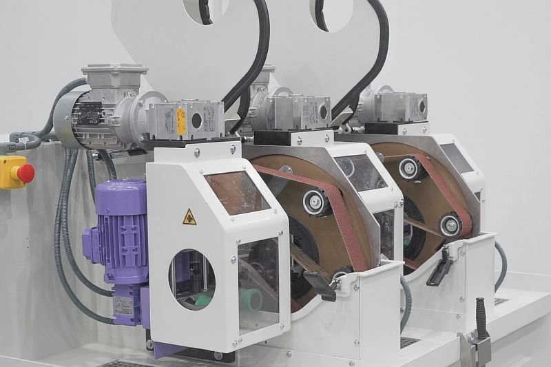 Dvouhlavá pásová bruska na trubky NS MLW100 2Z - podávací systém a planetární kola s brusnými pásy