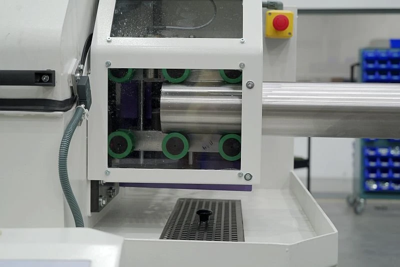 Dvouhlavá pásová bruska na trubky NS MLW100 2Z - trubka na vstupu do stroje