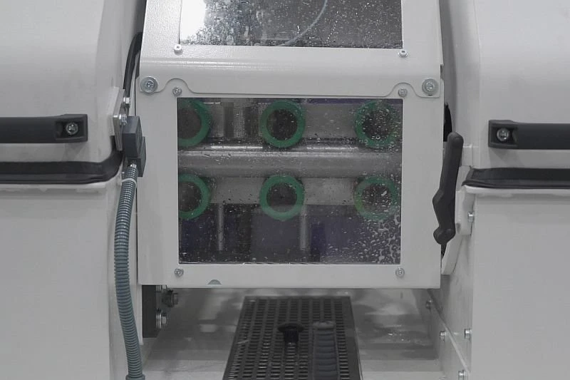 Dvouhlavá pásová bruska na trubky NS MLW100 2Z - podávací systém mezi brusnými jednotkami