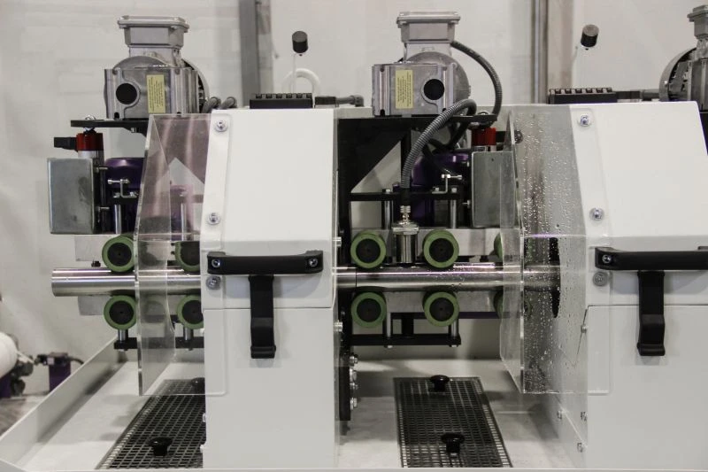 NS MLW100 3Z - Pásová bruska na trubky - obráběcí jednotky s vodním chlazením