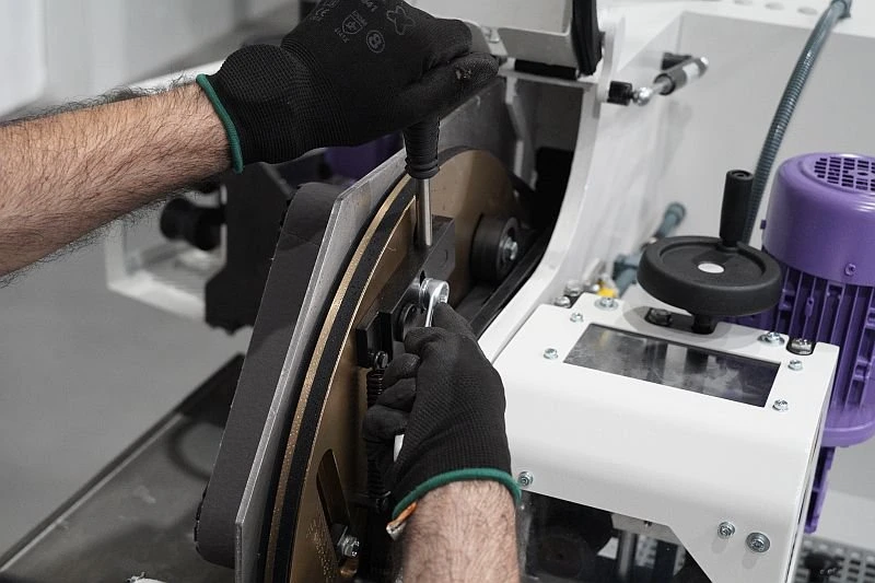 NS MLW100 - Pásová bruska na trubky - výměna brusných pásů