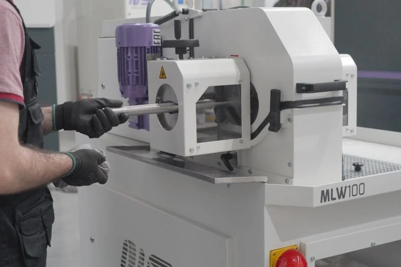 NS MLW100 - Pásová bruska na trubky - trubka na vstupu do stroje