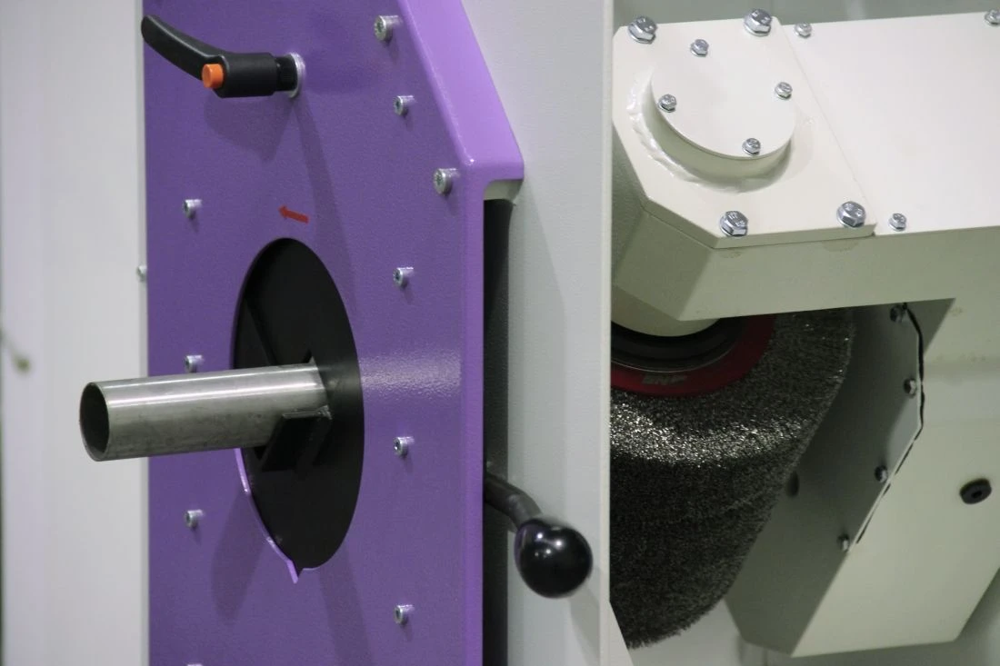 NS OD120 - Kartáčovačka pro odjehlování trubek - otvor pro vsunutí obrobku