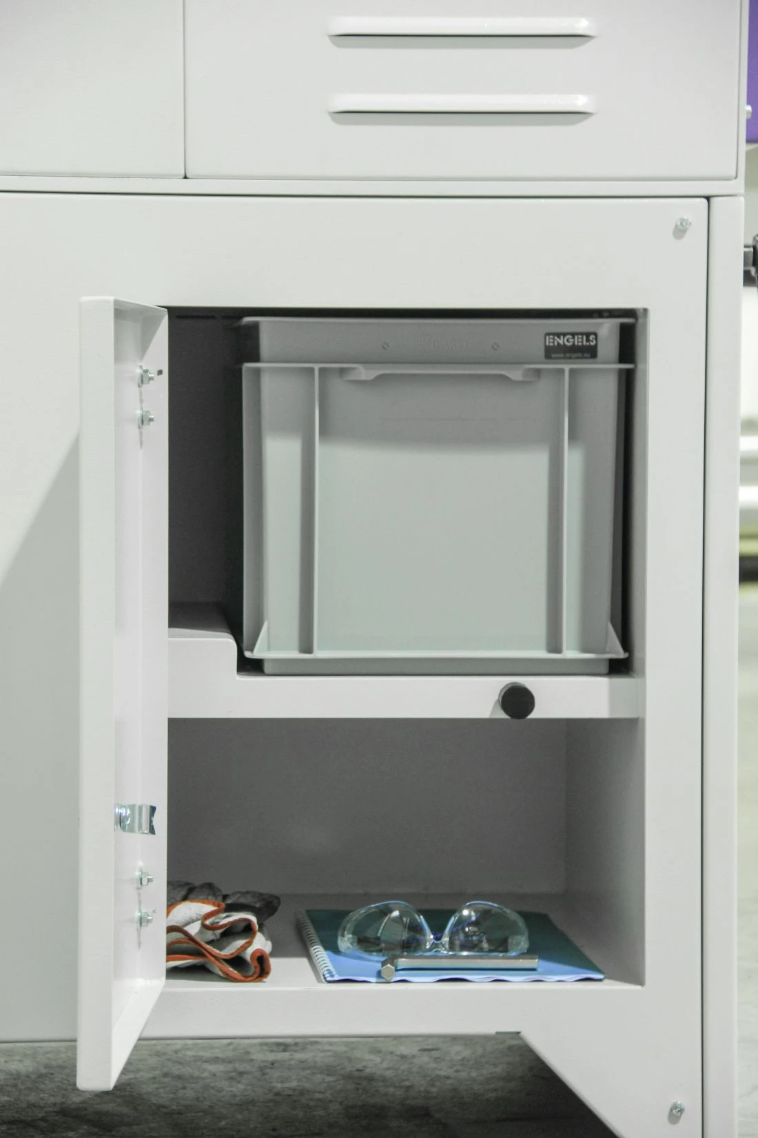 NS OD120 - Kartáčovačka pro odjehlování trubek - zásobník na odpad a úložný prostor